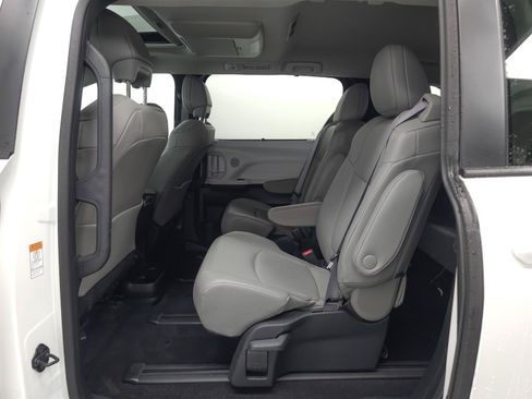 Certified 2025 Toyota Sienna XLE AWD/4WD image 5