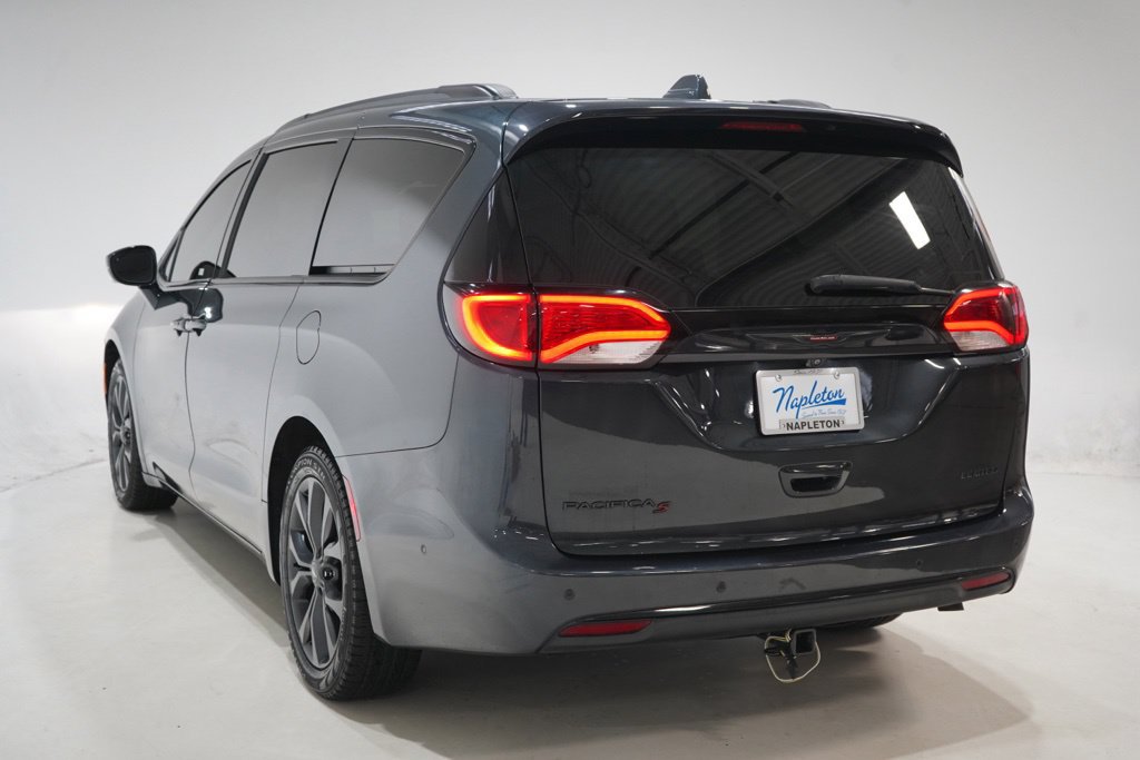 Used 2020 Chrysler Pacifica Limited w/ Quick Order Package 27H Red S FWD image 5