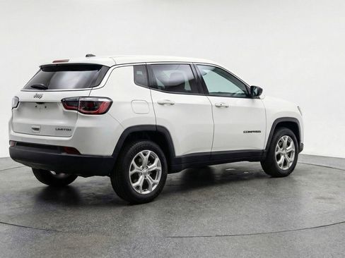 Used 2025 Jeep Compass Latitude AWD/4WD image 9