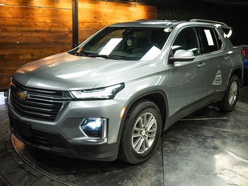 Used 2023 Chevrolet Traverse LT image 2