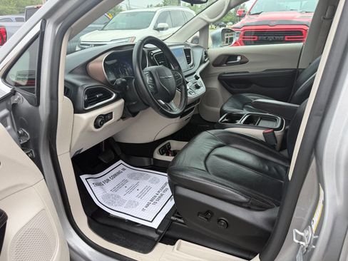 Used 2017 Chrysler Pacifica Touring-L FWD image 10