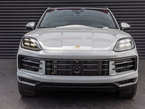 Used 2025 Porsche Cayenne Coupe image 7