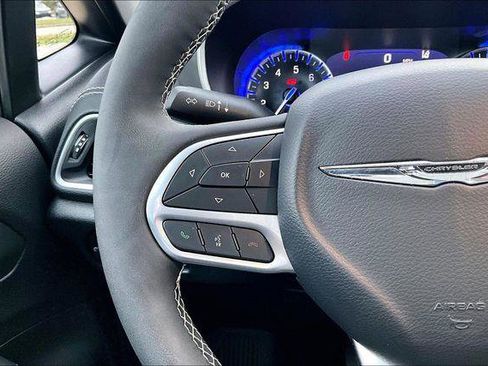 Used 2025 Chrysler Pacifica Select image 12