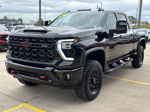 Used 2024 Chevrolet Silverado 2500 ZR2 w/ Technology Package AWD/4WD image 9