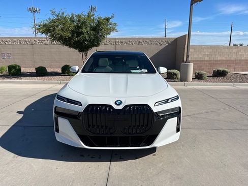 Used 2023 BMW i7 xDrive60 w/ Parking Assistance Package AWD/4WD image 2