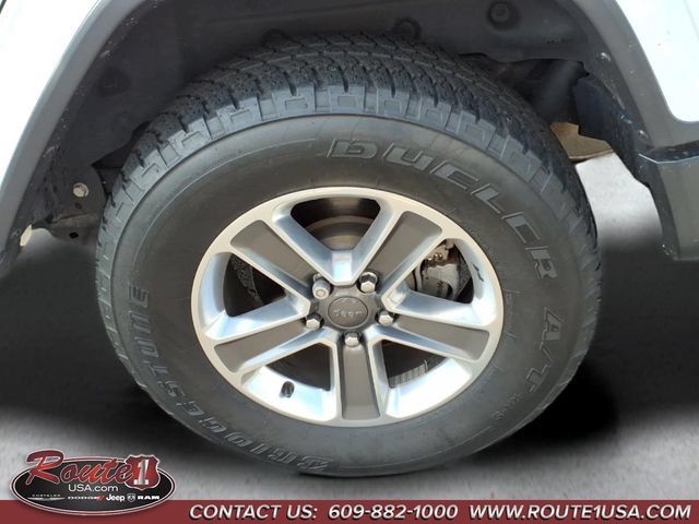 Used 2018 Jeep Wrangler Unlimited Sahara w/ Cold Weather Group AWD/4WD image 11