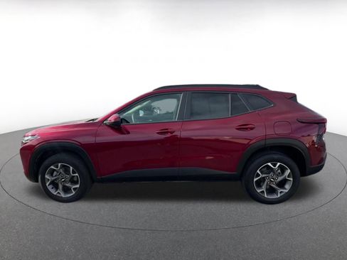 Used 2025 Chevrolet Trax LT image 9