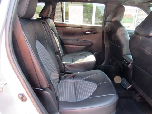 Used 2024 Toyota Highlander XSE FWD image 37