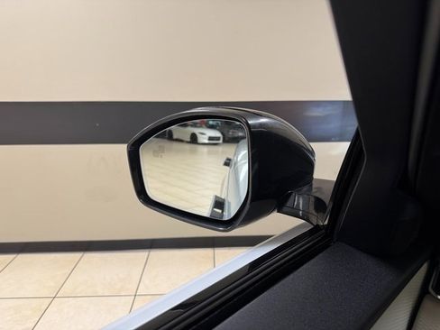 Used 2018 Land Rover Range Rover Velar R-Dynamic SE image 19