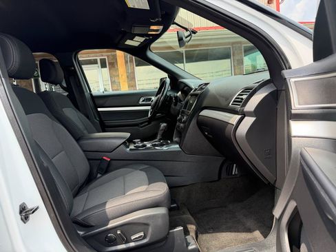 Used 2017 Ford Explorer XLT w/ Equipment Group 201A AWD/4WD image 27