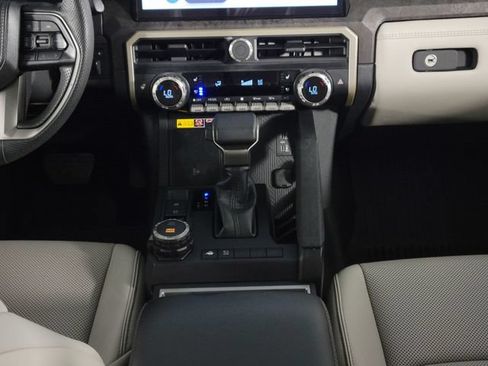 Used 2025 Toyota Tacoma Limited AWD/4WD image 20