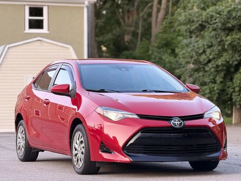 Used 2018 Toyota Corolla LE w/ Carpet Mat Package (TMS) FWD image 2