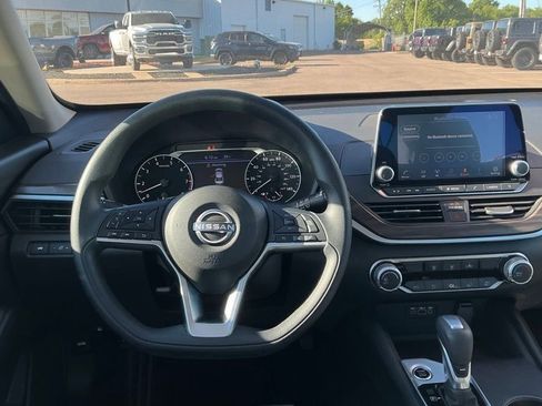 Used 2025 Nissan Altima 2.5 SV FWD image 25
