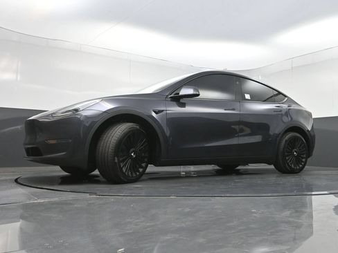 Used 2024 Tesla Model Y Long Range AWD/4WD image 25