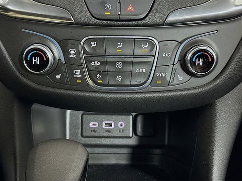 Used 2022 Chevrolet Equinox LT image 16