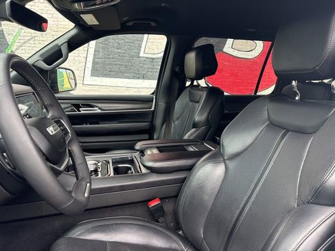 Used 2024 Jeep Wagoneer L Series II image 11