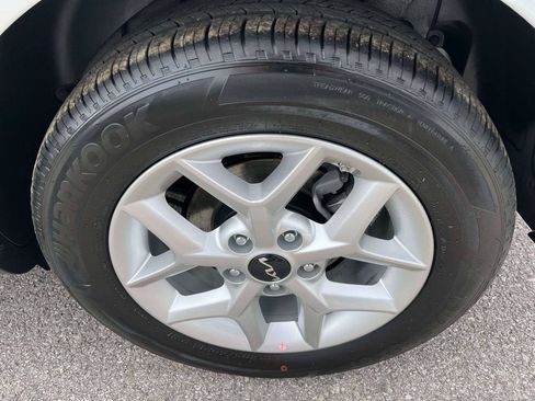 Certified 2025 Kia Soul LX w/ LX Technology Package FWD image 35