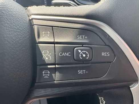 Used 2023 Jeep Grand Cherokee L Laredo image 12