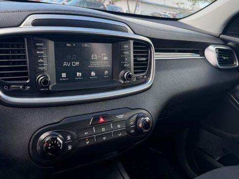 Used 2020 Kia Sorento LX FWD image 11