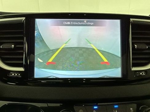 Used 2024 Chrysler Pacifica Touring-L FWD image 24