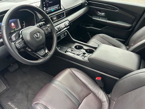 Certified 2025 Honda Pilot Black Edition image 4