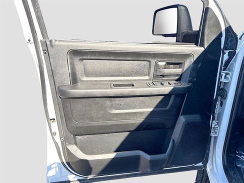 Used 2024 RAM 2500 Tradesman w/ Chrome Appearance Group image 17