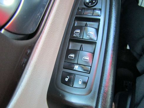 Used 2022 Chrysler Voyager LX FWD image 15