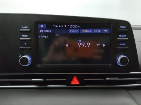 Used 2024 Hyundai Elantra SE image 25