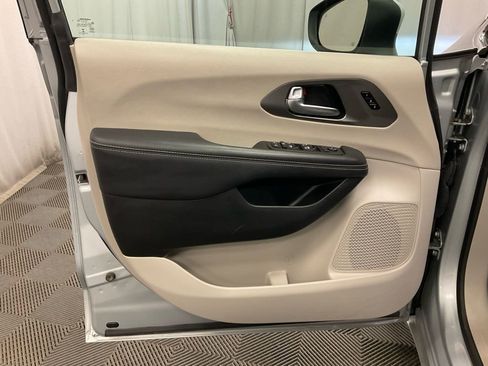 Used 2023 Chrysler Pacifica Touring-L image 10
