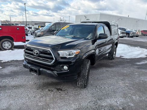 Used 2016 Toyota Tacoma SR5 w/ Towing Package image 4