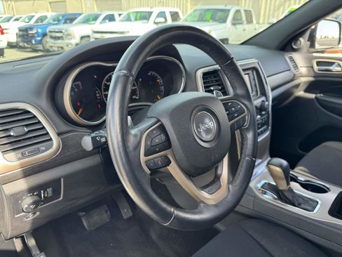Used 2017 Jeep Grand Cherokee Laredo image 24