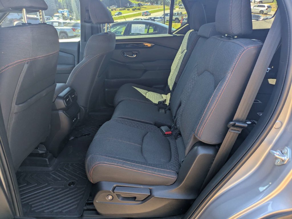 Used 2023 Honda Pilot Sport image 14