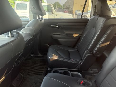 Used 2021 Toyota Highlander XLE AWD/4WD image 9