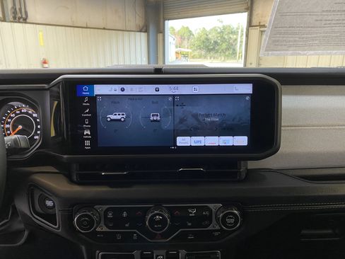 Used 2025 Jeep Wrangler Sahara image 38