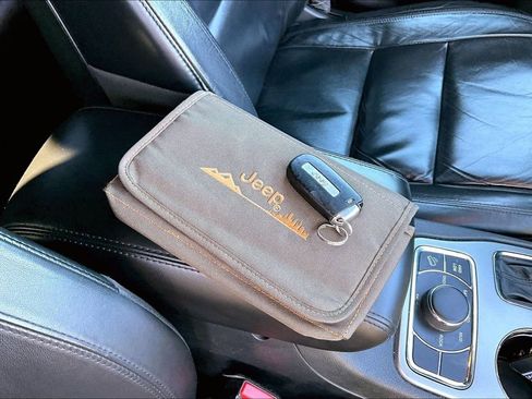 Used 2018 Jeep Grand Cherokee Limited image 32