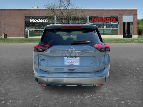 Used 2025 Nissan Rogue SL image 3