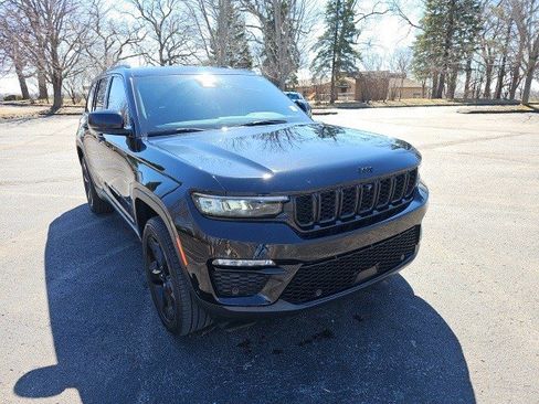 Used 2023 Jeep Grand Cherokee Limited w/ Luxury Tech Group II image 8