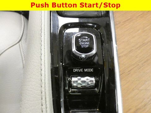 Used 2021 Volvo XC90 T6 Momentum image 28