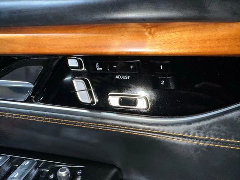 Used 2022 Jeep Grand Wagoneer Series III AWD/4WD image 29