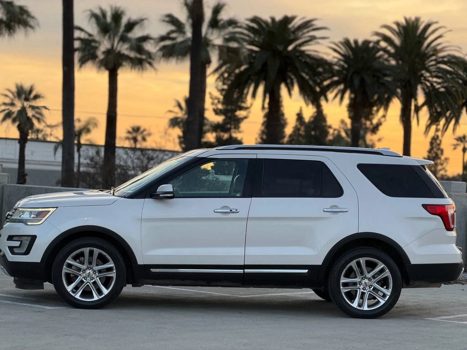 Used 2017 Ford Explorer Limited FWD image 2