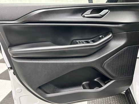 Certified 2023 Jeep Grand Cherokee Altitude image 10