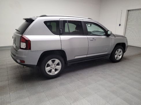 Used 2016 Jeep Compass Latitude FWD image 10