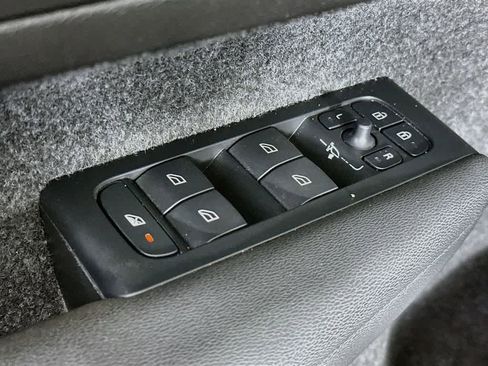 Used 2023 Volvo XC40 B5 Plus AWD/4WD image 28