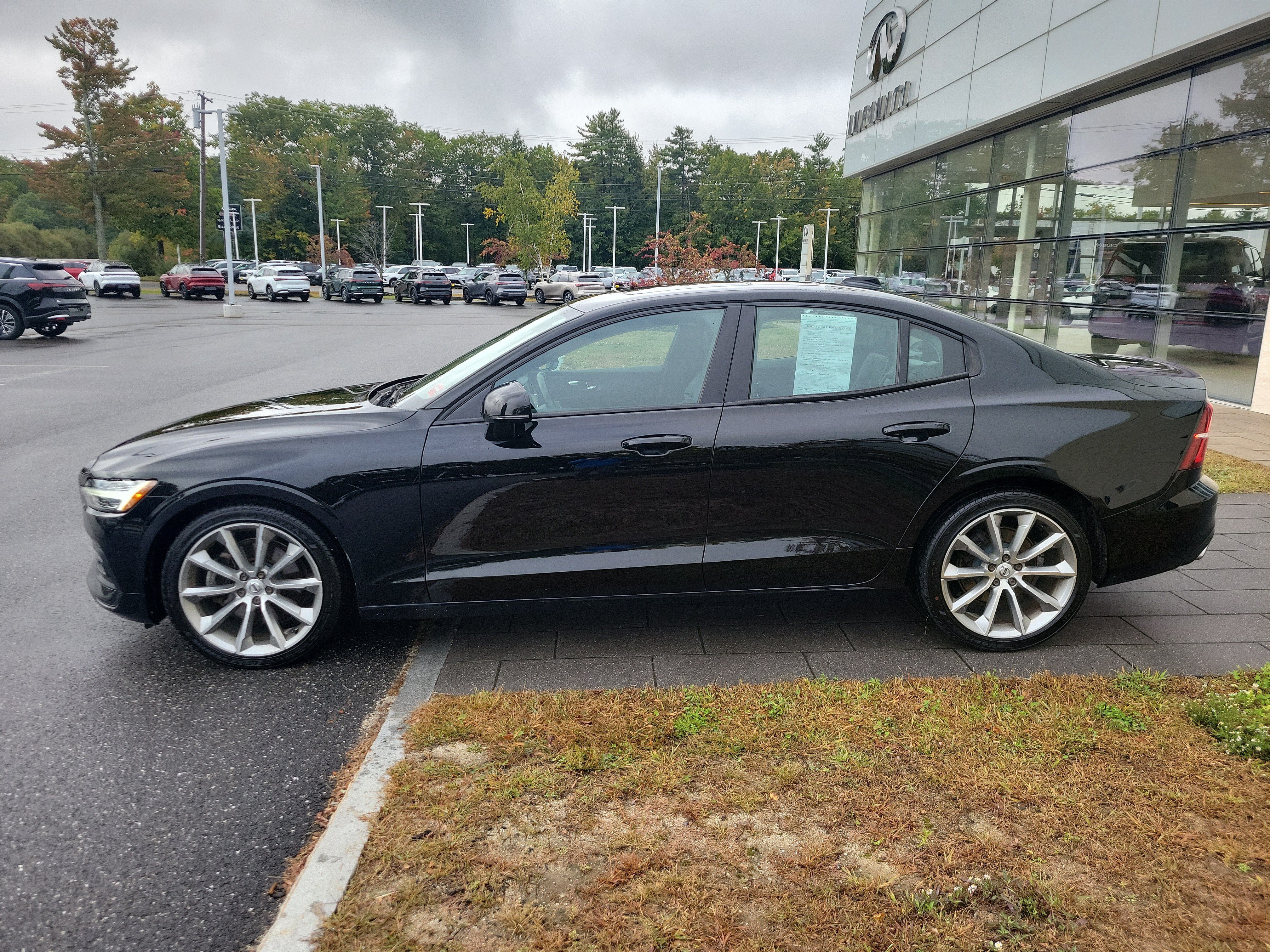 Used 2021 Volvo S60 T5 Momentum w/ Premium Package FWD image 2