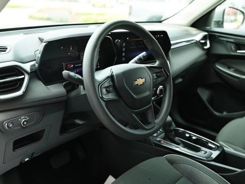 Used 2025 Chevrolet TrailBlazer LT AWD/4WD image 18