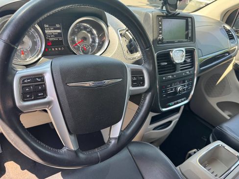 Used 2014 Chrysler Town & Country Touring image 15