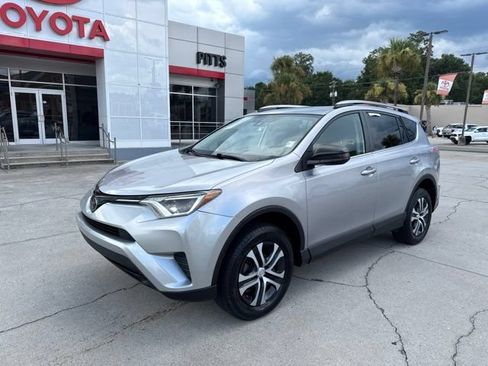 Used 2017 Toyota RAV4 LE FWD image 1