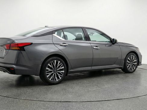Used 2025 Nissan Altima 2.5 SV image 9