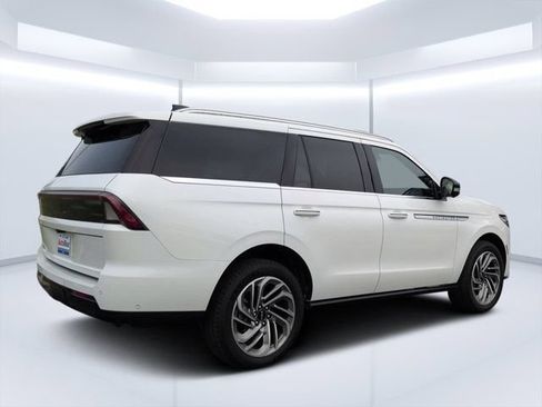 Used 2025 Lincoln Navigator Reserve AWD/4WD image 3