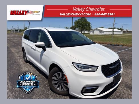 Used 2023 Chrysler Pacifica Touring-L FWD image 1